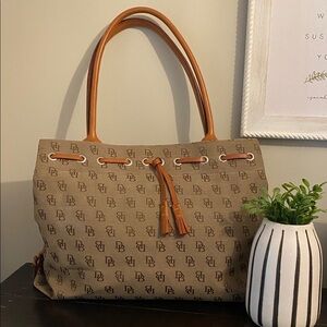 Dooney & Bourke Signature Satchel
EUC